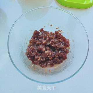 韭菜木耳猪肉火饺的做法步调：2