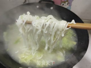 利剑菜叶骨汤脚擀里的做法步调：8
