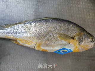 喷鼻煎黄花鱼的做法步调：1