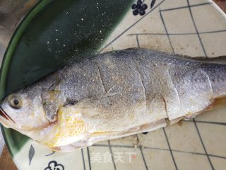喷鼻煎黄花鱼的做法步调：3