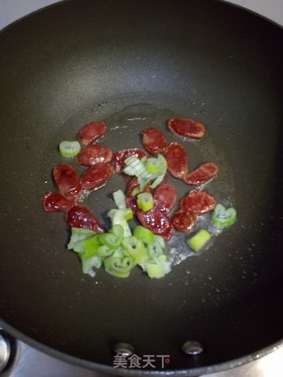 香肠炒利剑菜的做法步调：3