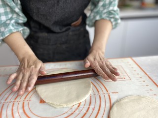 简朴易做、柔嫩筋讲的秋饼的做法步调：8