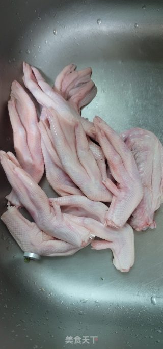 花菇焖鸭掌的做法步调：1