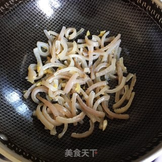 洋葱芹菜炒猪皮的做法步调：2