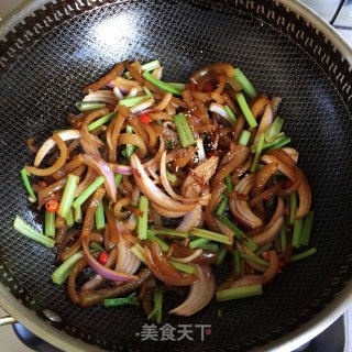 洋葱芹菜炒猪皮的做法步调：6