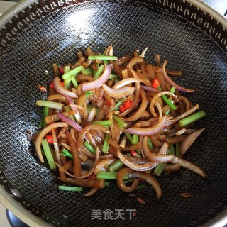 洋葱芹菜炒猪皮的做法步调：5