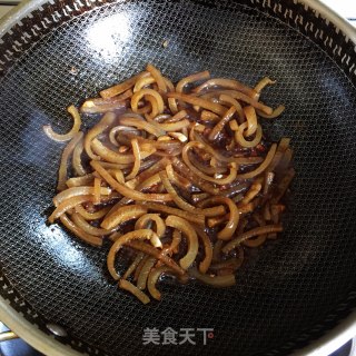 洋葱芹菜炒猪皮的做法步调：3