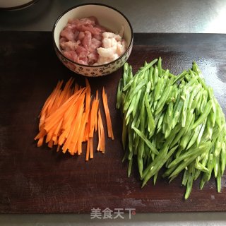 肉丝炒胡萝卜云豆的做法步调：1