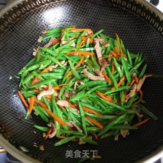 肉丝炒胡萝卜云豆的做法步调：7