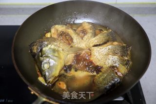 啤酒炖鲤鱼的做法步调：7