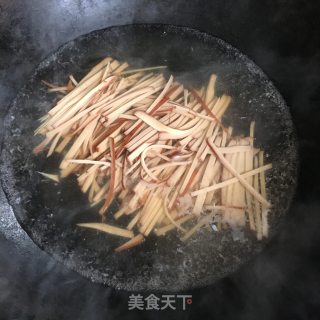 鸡蛋干拌喷鼻椿芽的做法步调：2