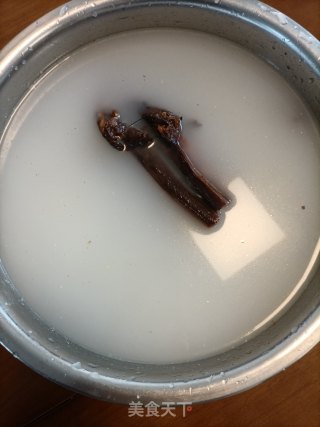 腊鸭暖锅的做法步调：1