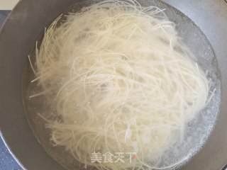 酸汤挂里的做法步调：2
