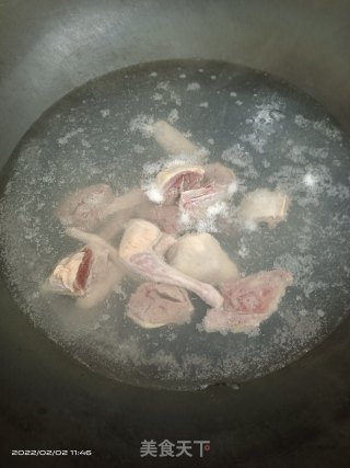 鸽子干鱿鱼萝卜汤的做法步调：1