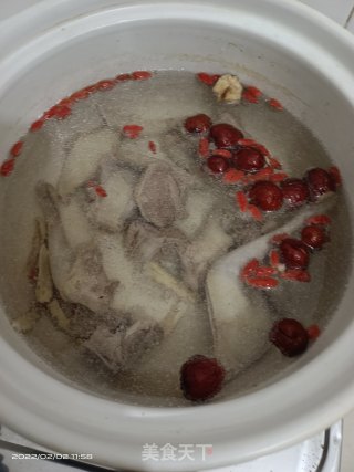 鸽子干鱿鱼萝卜汤的做法步调：3
