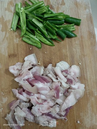 五花肉炒辣椒的做法步调：1