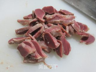 喷鼻卤鸭肫炒花菜的做法步调：2