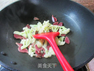 喷鼻卤鸭肫炒花菜的做法步调：4
