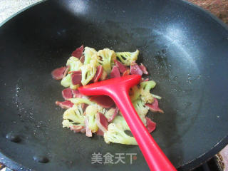 喷鼻卤鸭肫炒花菜的做法步调：7