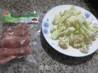 喷鼻卤鸭肫炒花菜的做法步调：1