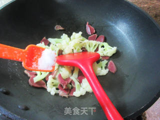 喷鼻卤鸭肫炒花菜的做法步调：5