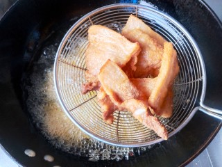 炸五花肉片的做法步调：7