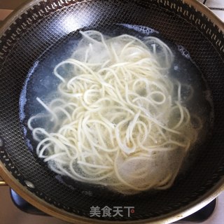 洋葱水腿炒里的做法步调：1