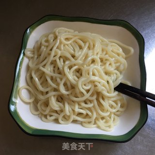洋葱水腿炒里的做法步调：2