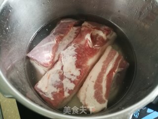 坚皮五花肉的做法步调：2