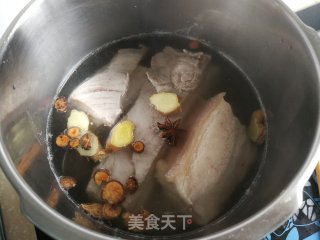 坚皮五花肉的做法步调：3