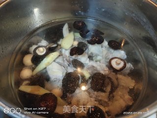 喷鼻菇炖故乡的做法步调：2
