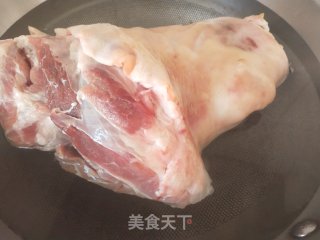 白焖肘子的做法步调：1