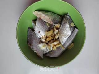 干炸带鱼的做法步调：4