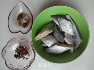 干炸带鱼的做法步调：3