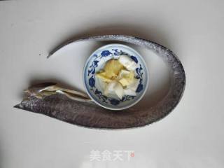 干炸带鱼的做法步调：2