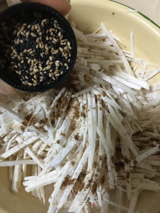 鸡蛋芝麻芋丝饼的做法步调：4