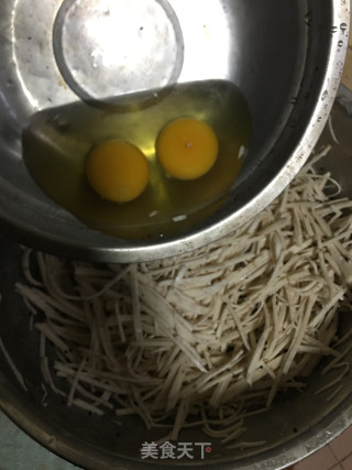 鸡蛋芝麻芋丝饼的做法步调：5