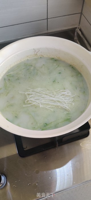青萝卜粉丝扇贝汤的做法步调：10