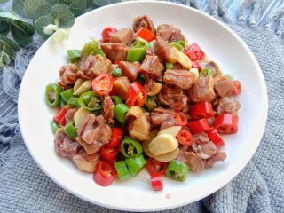 青白椒炒腊鸭腿的做法步调：8