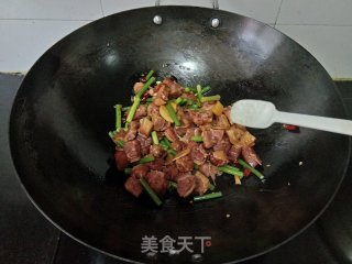 蒜苔炒腊鸭腿的做法步调：9