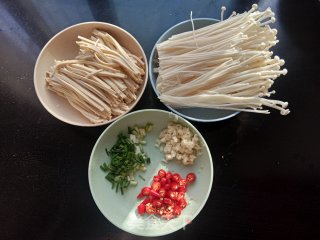 千张烧金针菇的做法步调：1