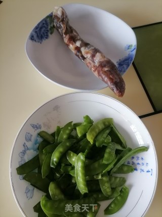 香肠炒荷兰豆的做法步调：1