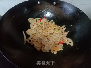 五花肉炒莲藕的做法步调：11