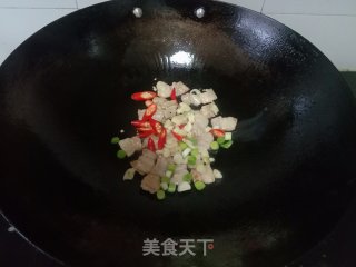 五花肉炒莲藕的做法步调：6