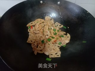 五花肉炒莲藕的做法步调：12