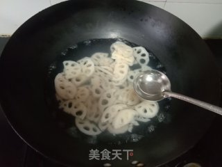 五花肉炒莲藕的做法步调：3
