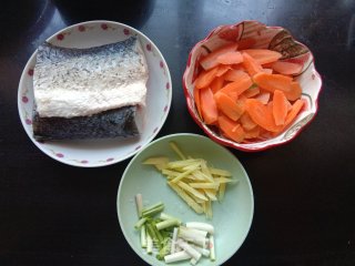 胡萝卜烧草鱼腩的做法步调：1
