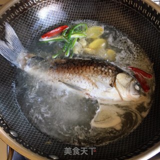 鲫鱼汤的做法步调：4