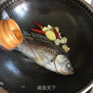 鲫鱼汤的做法步调：3
