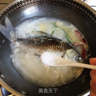 鲫鱼汤的做法步调：5